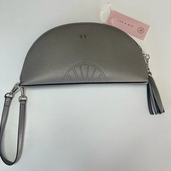 Lux & Nyx
NWT Fan Bag 5-Way Wear Crossbody Wallet. Large. Silver. - Picture 2 of 5